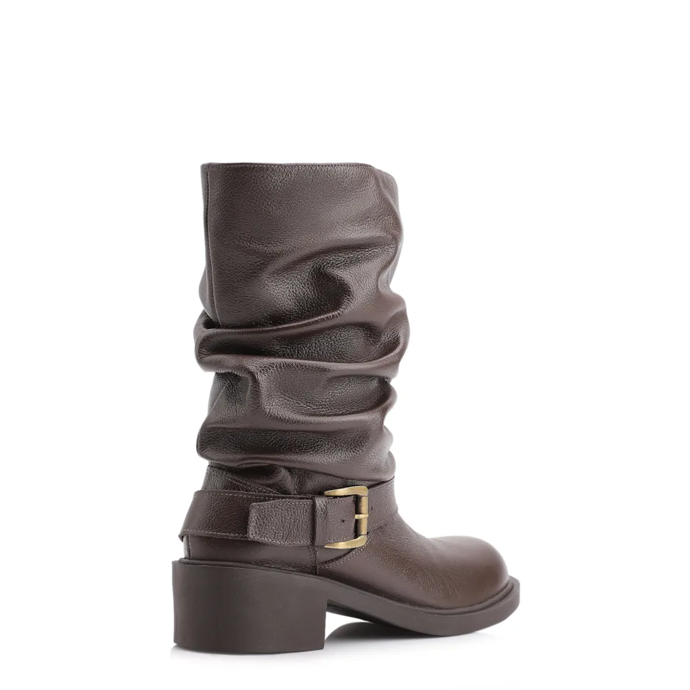 Bota Marrom Cano Médio Salto Médio Couro Slouch Fivela - imagem 4