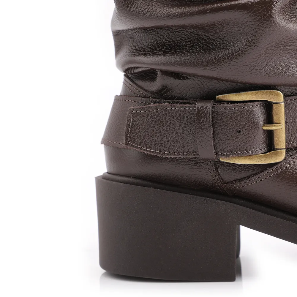 Bota Marrom Cano Médio Salto Médio Couro Slouch Fivela - imagem 8