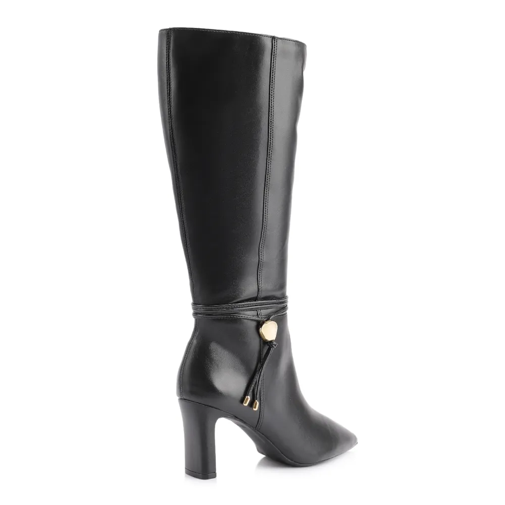 Bota Preta Cano Alto Salto Alto Couro Pingente Dourado - imagem 4