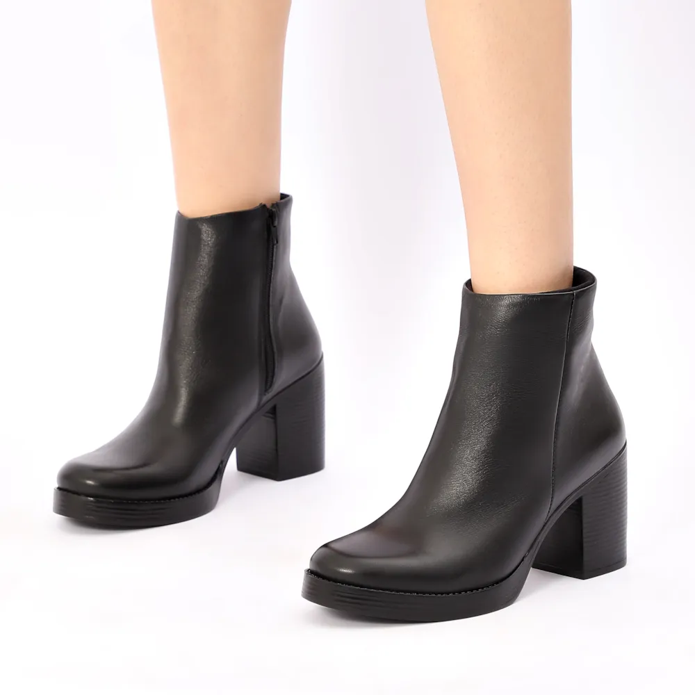 Bota Preta Cano Baixo Salto Alto Couro Bico Redondo - imagem 2