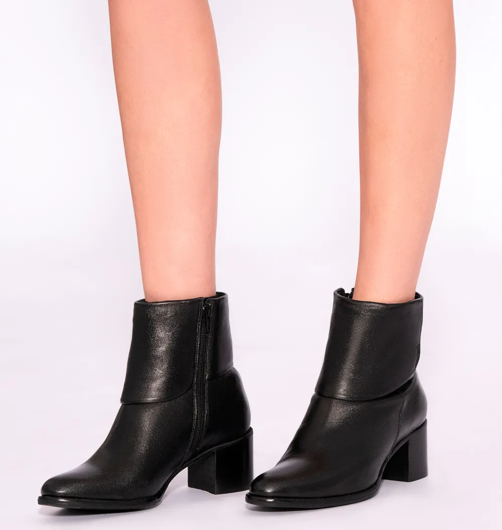 Bota Preta Cano Baixo Salto Médio Couro Capa - imagem 2