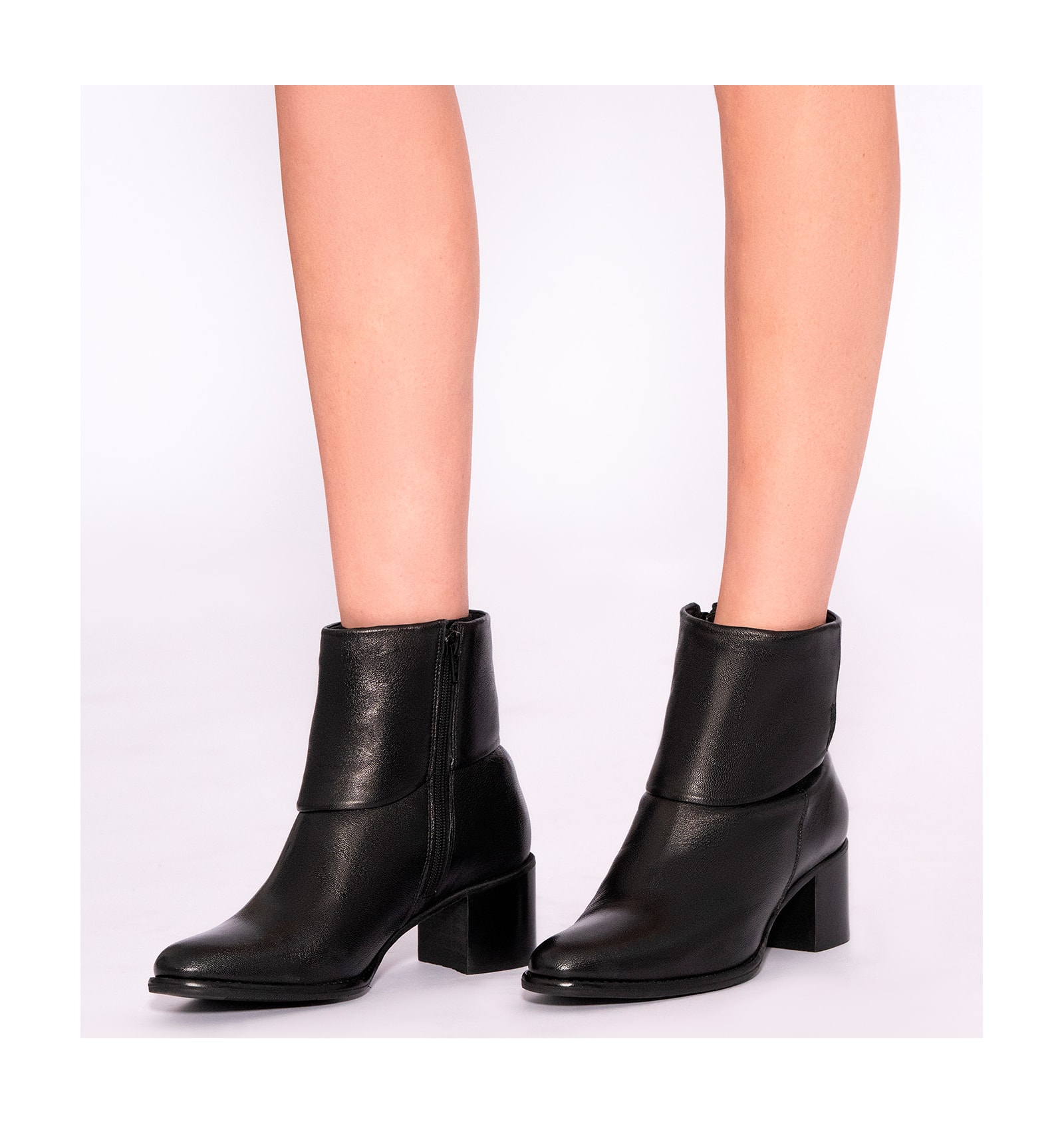 Bota Preta Cano Baixo Salto Médio Couro Capa