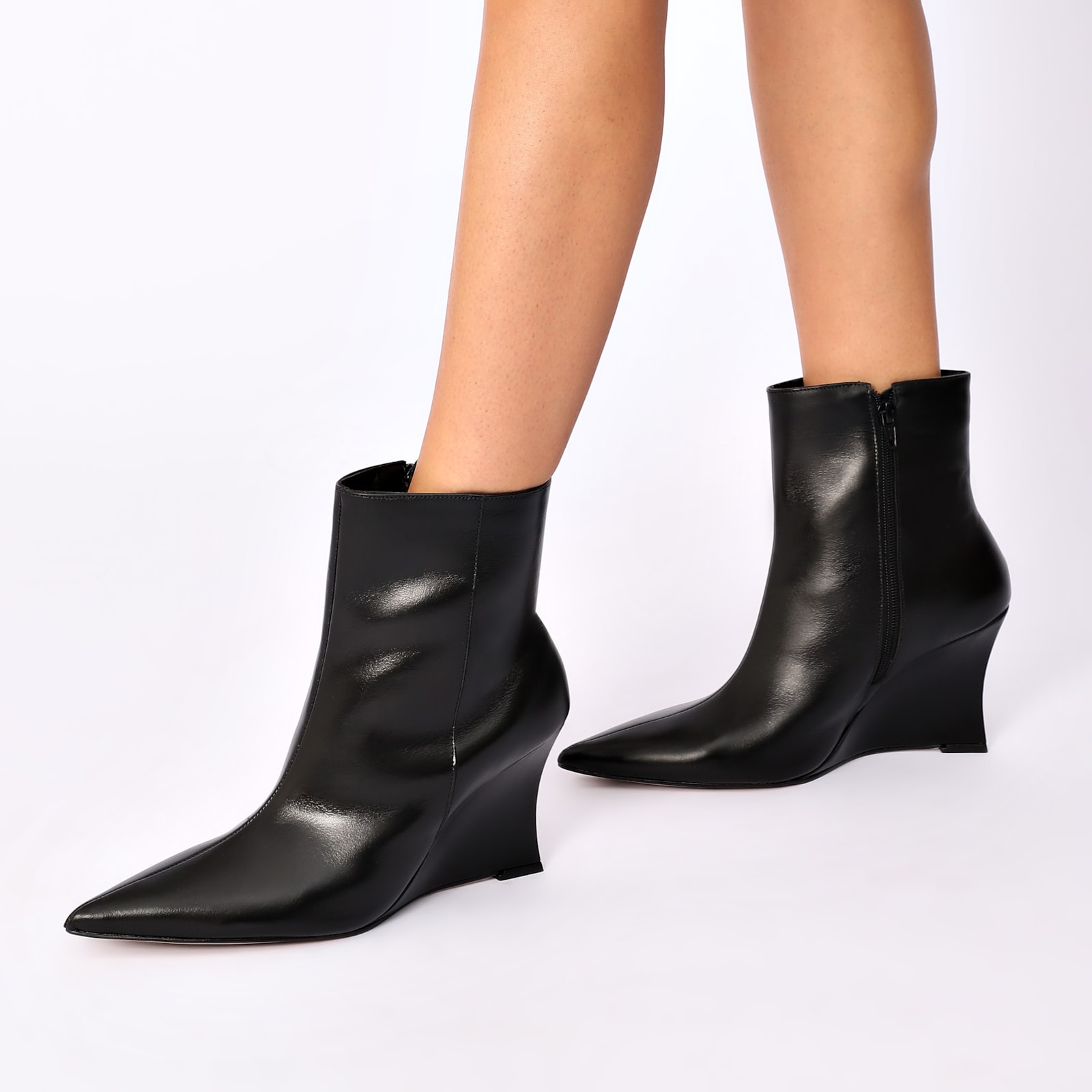 Bota Preta Cano Médio Salto Alto Couro Anabela