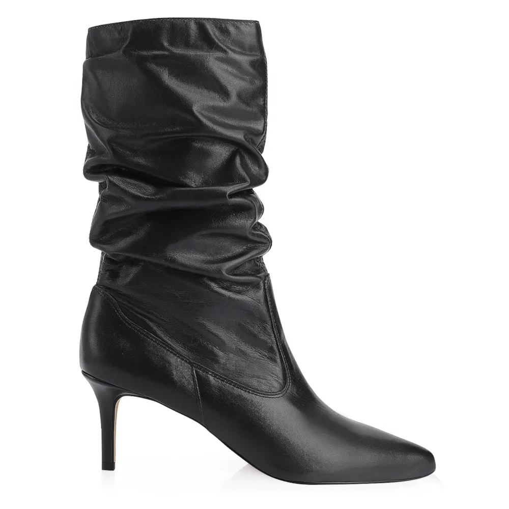 Bota Preta Cano Médio Salto Médio Couro Bico Fino Slouch - imagem 3