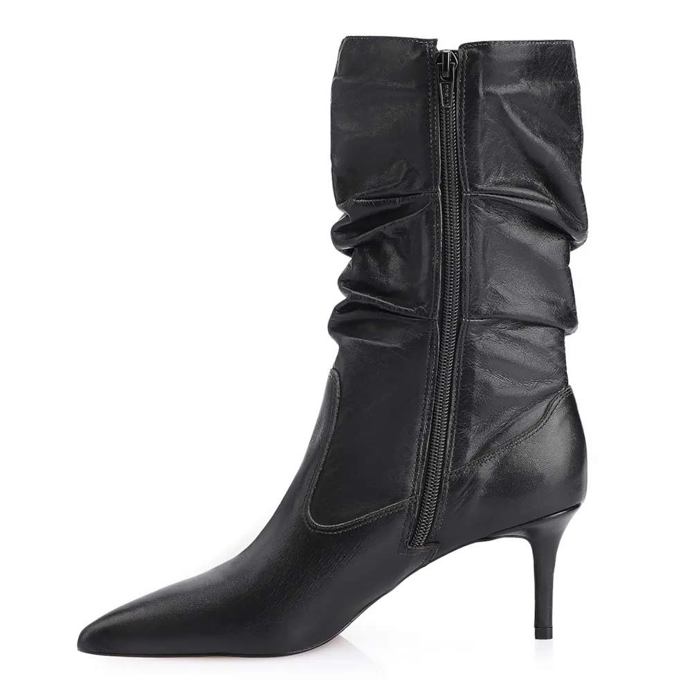 Bota Preta Cano Médio Salto Médio Couro Bico Fino Slouch - imagem 5