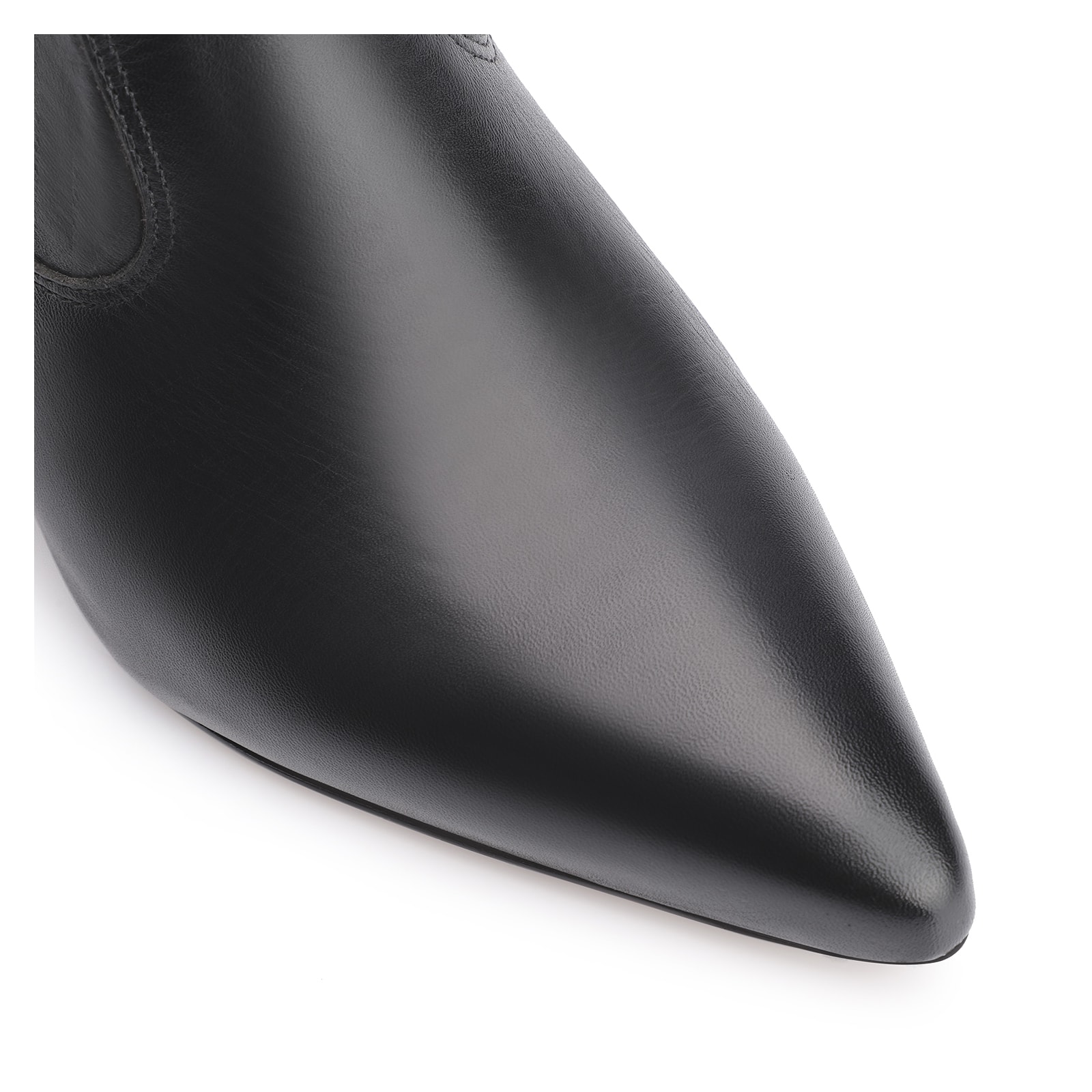 Bota Preta Cano Médio Salto Médio Couro Bico Fino Slouch