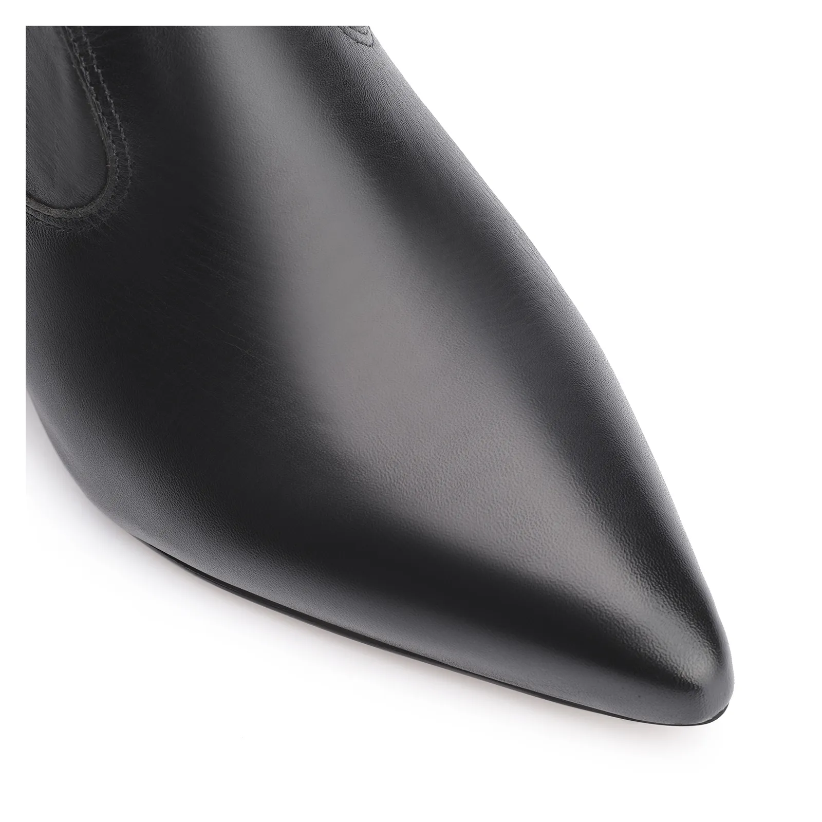 Bota Preta Cano Médio Salto Médio Couro Bico Fino Slouch