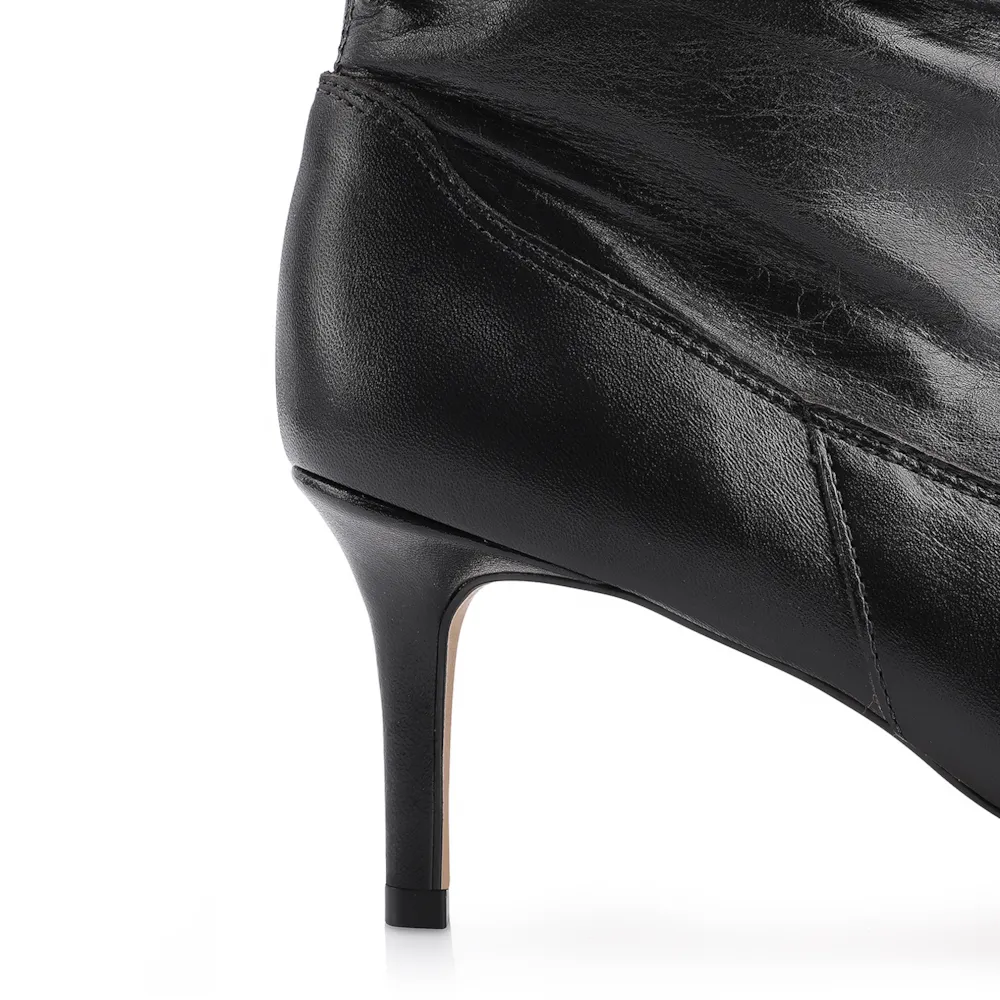 Bota Preta Cano Médio Salto Médio Couro Bico Fino Slouch - imagem 7