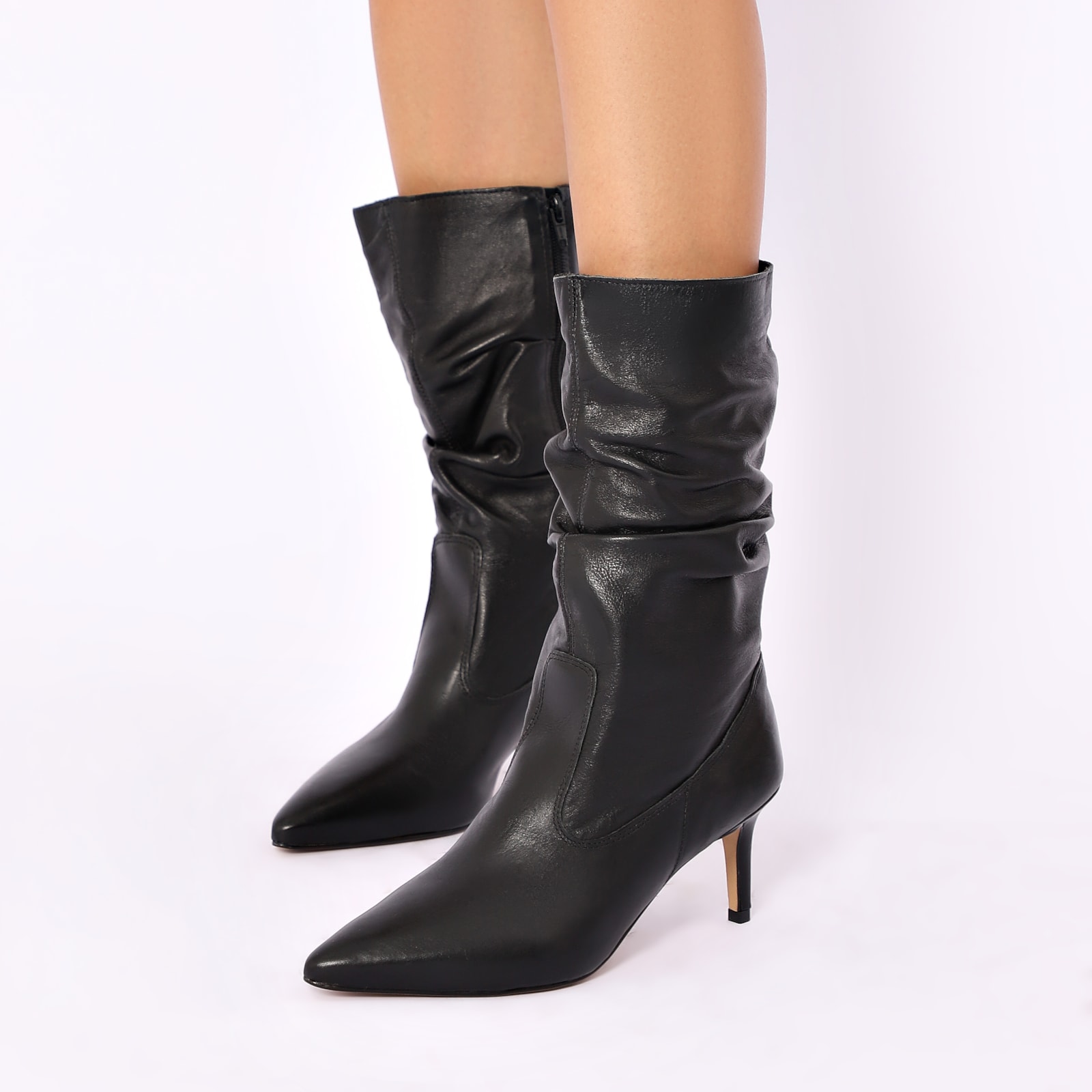 Bota Preta Cano Médio Salto Médio Couro Bico Fino Slouch