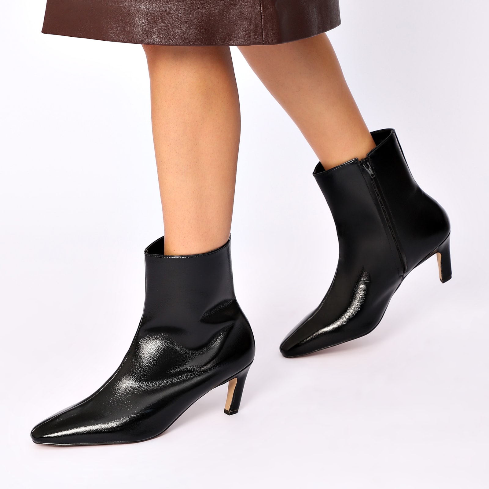 Bota Preta Cano Médio Salto Médio Couro Lux