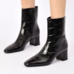Bota Preta Cano Médio Salto Médio Couro Maxi Croco - imagem 2