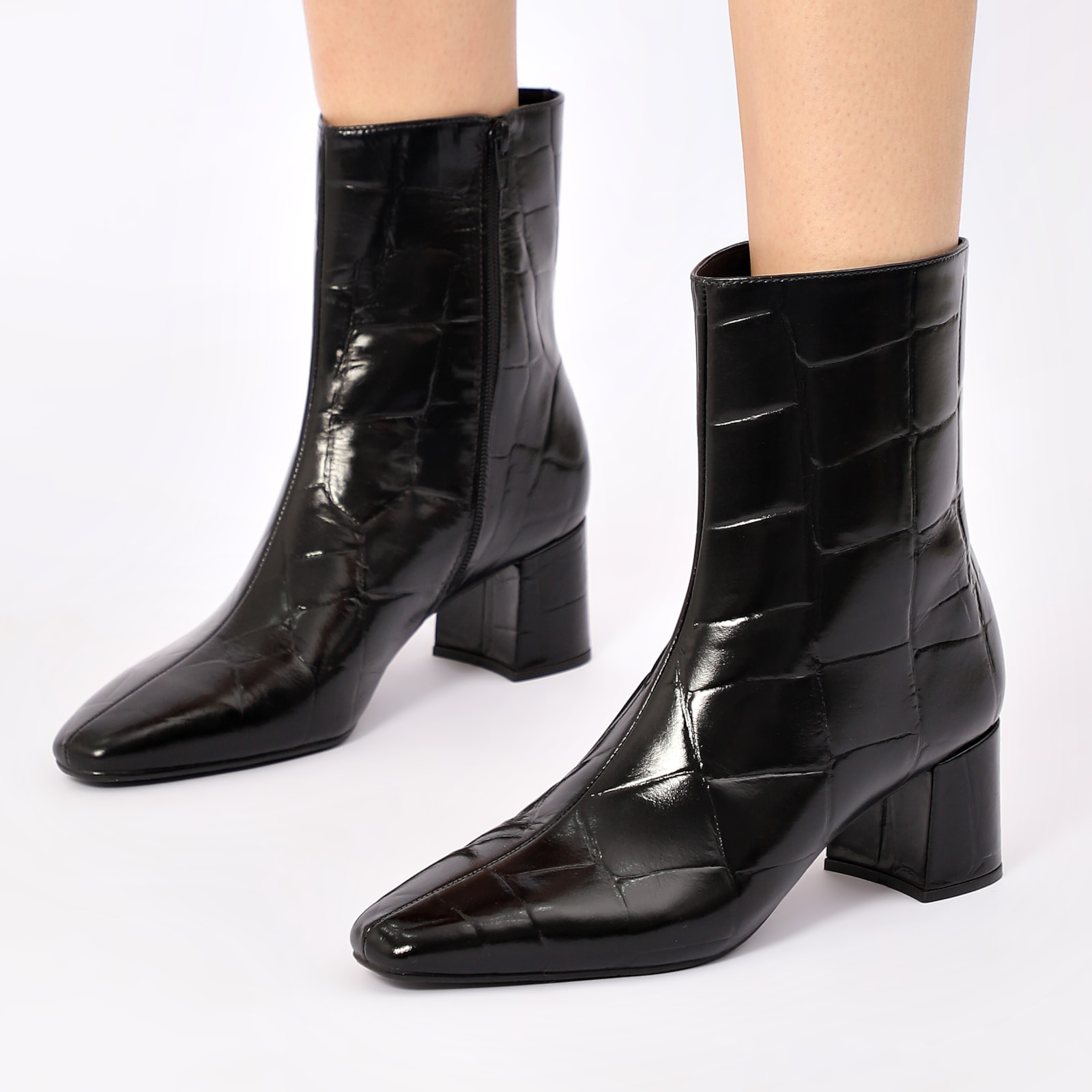 Bota Preta Cano Médio Salto Médio Couro Maxi Croco