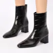 Bota Preta Cano Médio Salto Médio Couro Maxi Croco - imagem 2