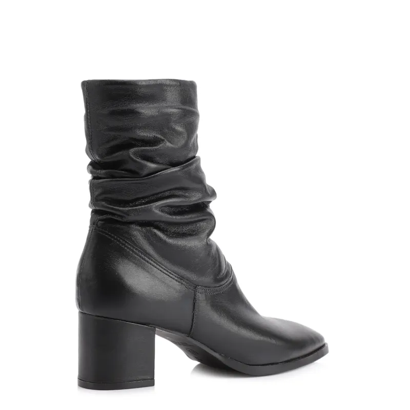 Bota Preta Cano Médio Salto Médio Couro Slouch - foto 4
