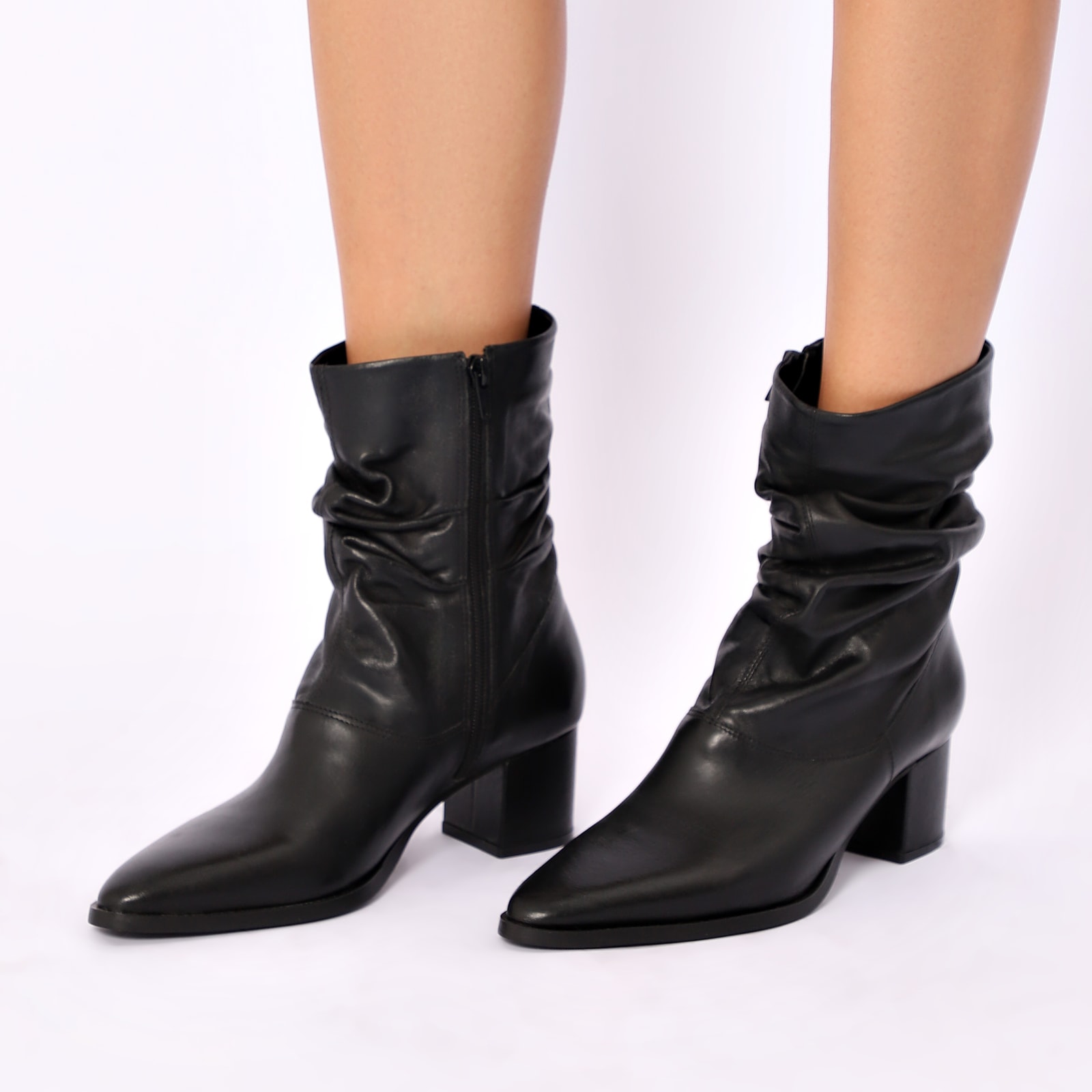 Bota Preta Cano Médio Salto Médio Couro Slouch