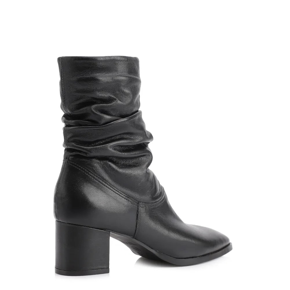 Bota Preta Cano Médio Salto Médio Couro Slouch - imagem 4