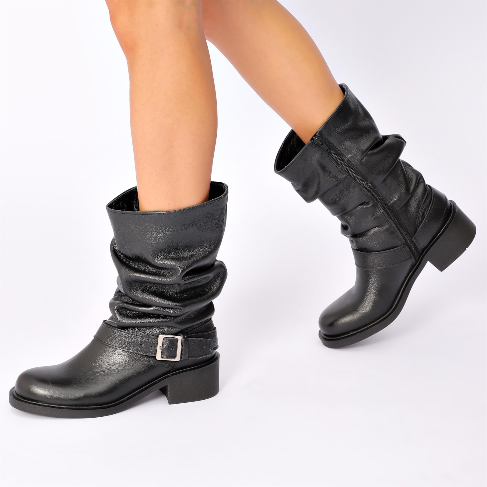 Bota Preta Cano Médio Salto Médio Couro Slouch Fivela