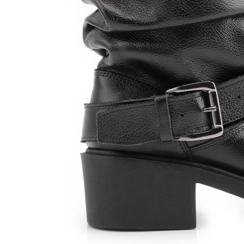 Bota Preta Cano Médio Salto Médio Couro Slouch Fivela - imagem 8