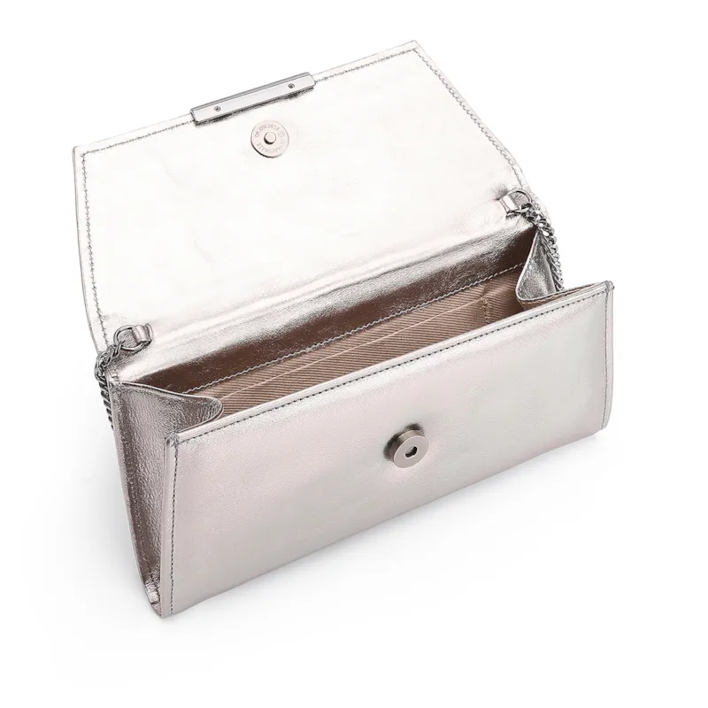 Clutch Couro Prata Metalizado Alça Corrente - foto 5