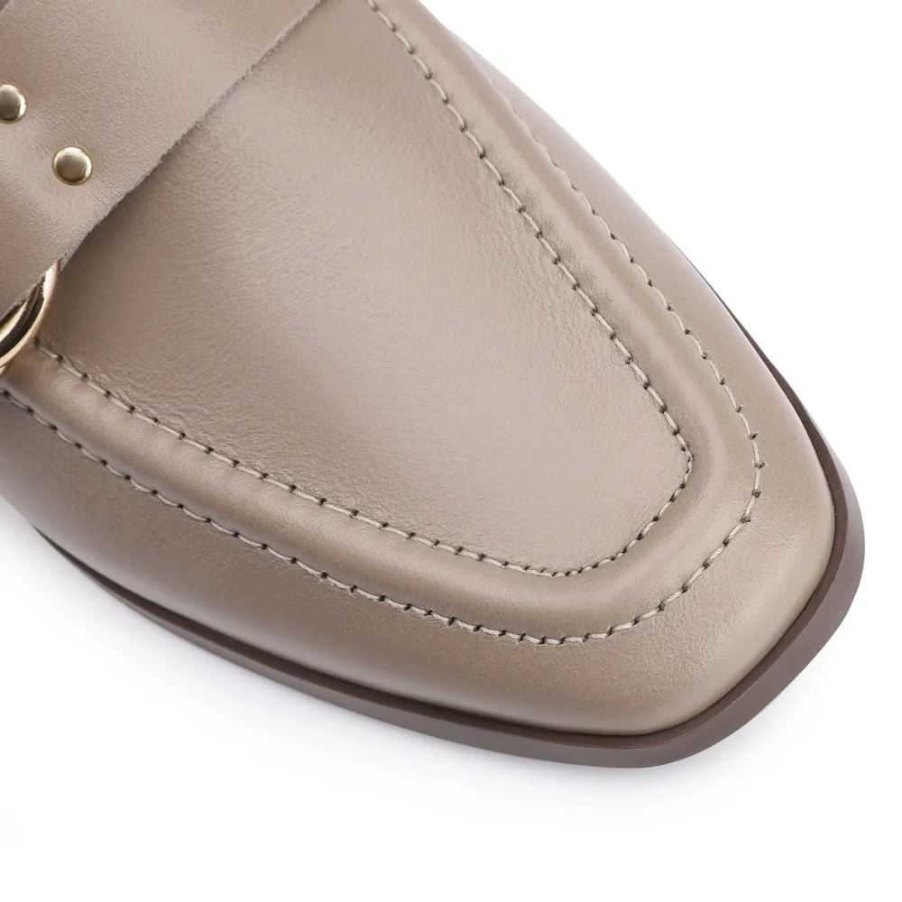 Mocassim Argola Couro Bege Rebites - imagem 6