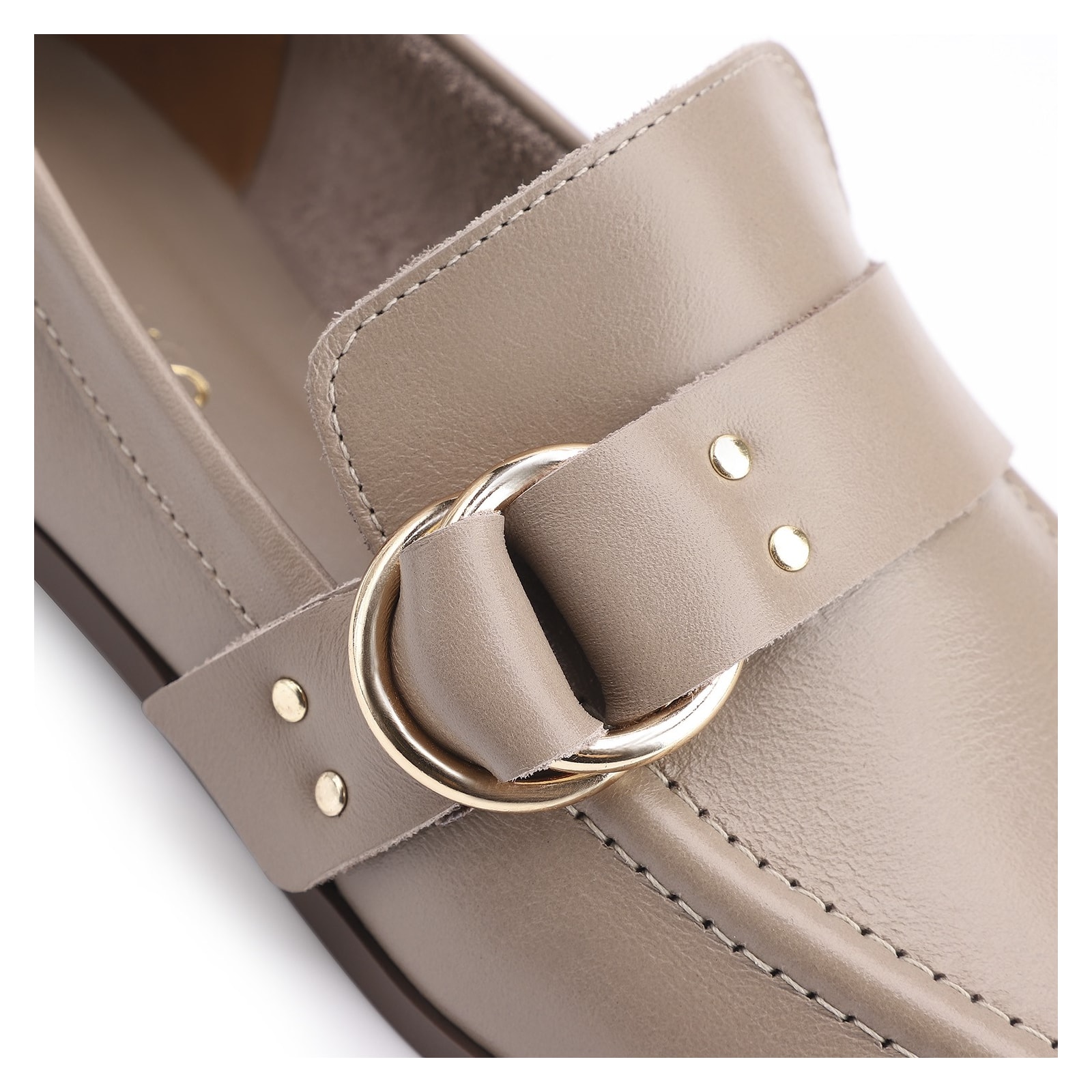 Mocassim Argola Couro Bege Rebites
