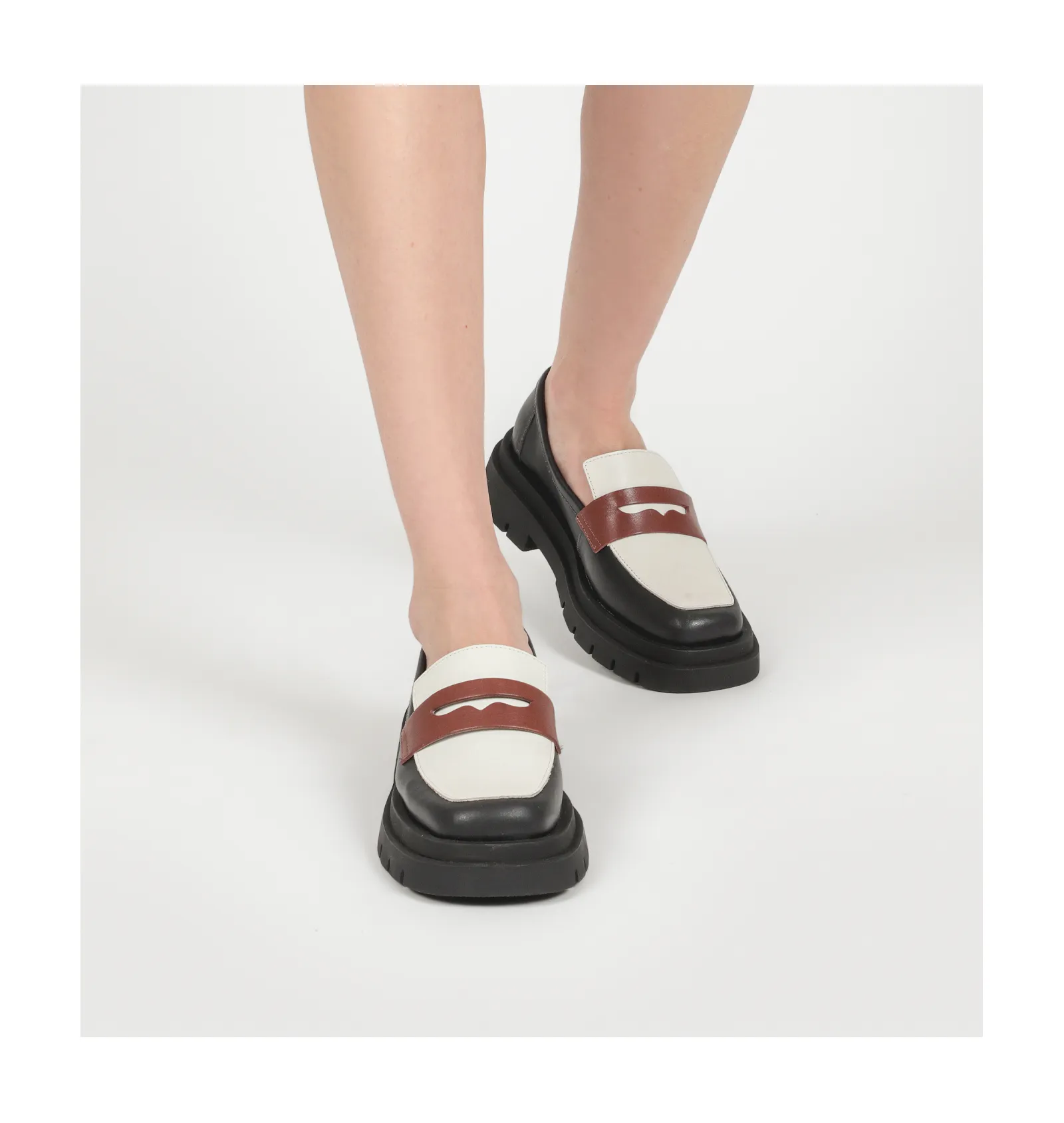 Mocassim Tratorado Couro Preto/Marrom/Off White