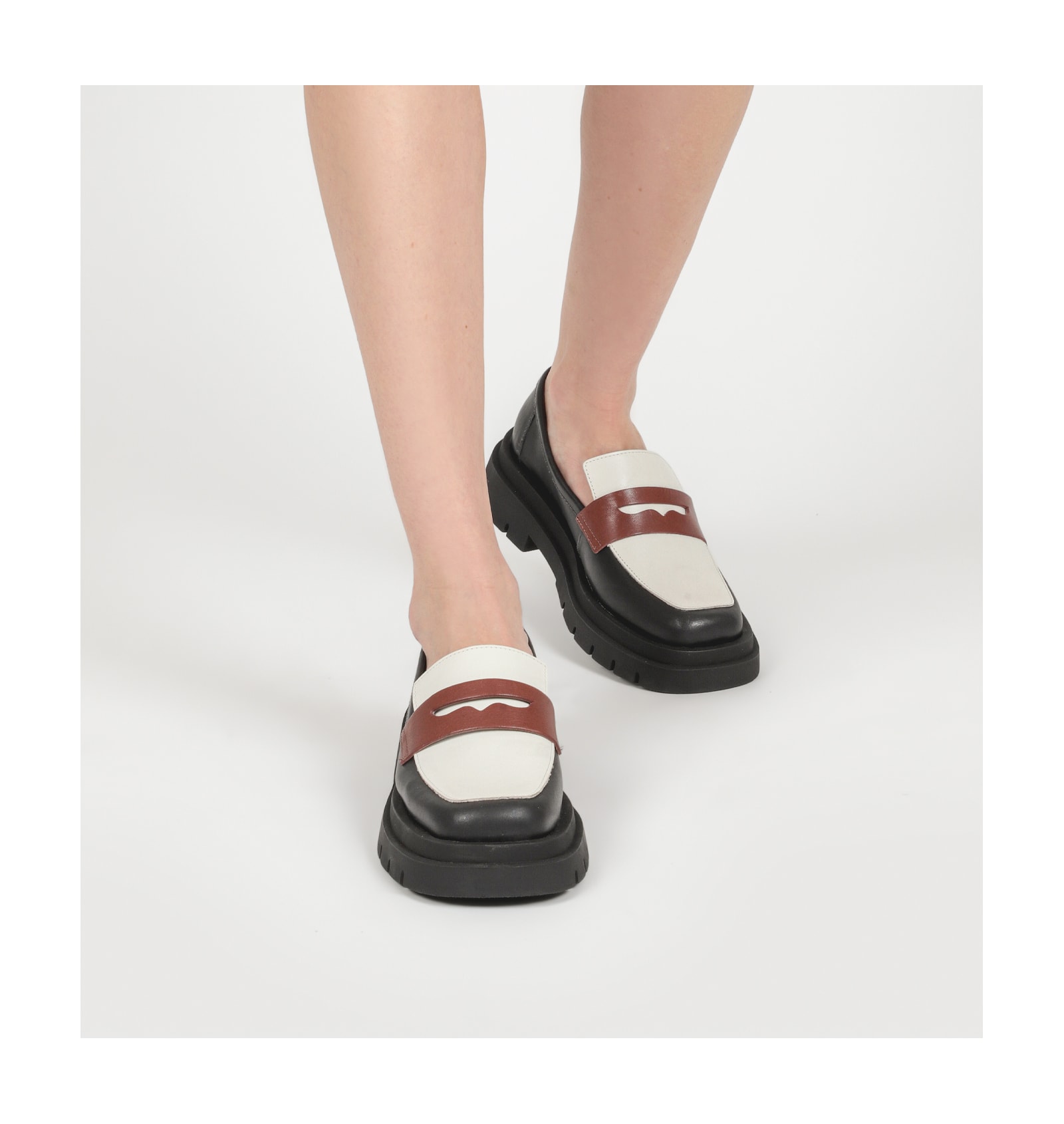Mocassim Tratorado Couro Preto/Marrom/Off White