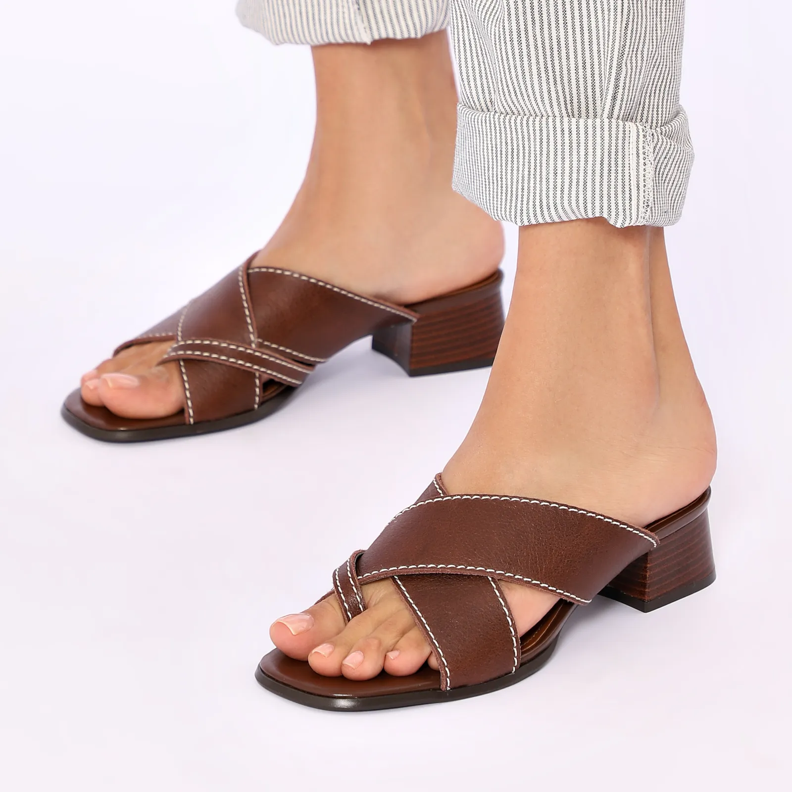 Mule Marrom Salto Bloco Baixo Couro Antique Tiras Cruzadas