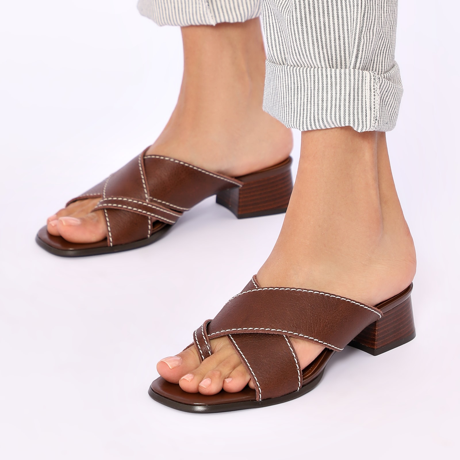 Mule Marrom Salto Bloco Baixo Couro Antique Tiras Cruzadas