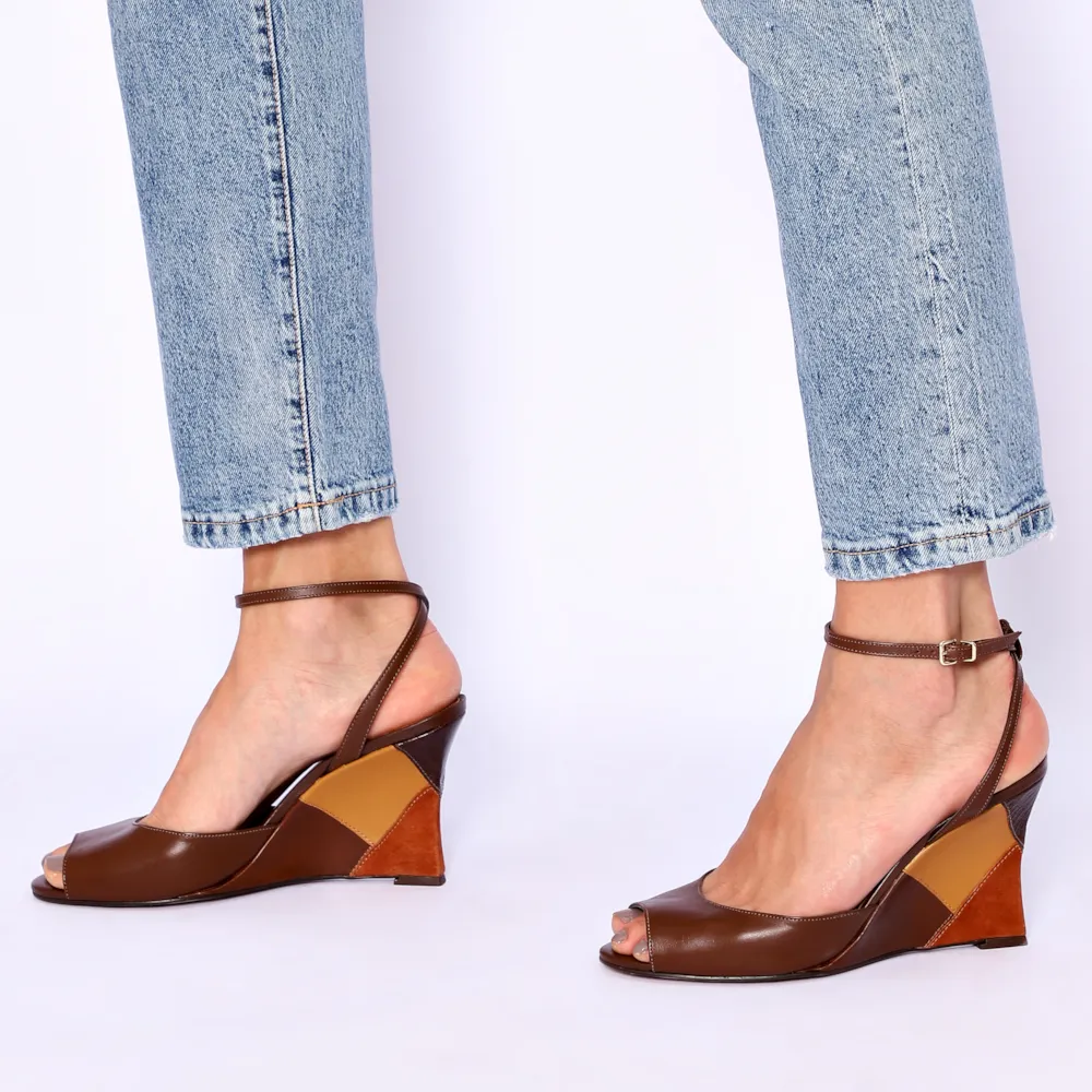 Peep Toe Anabela Couro Marrom - imagem 2