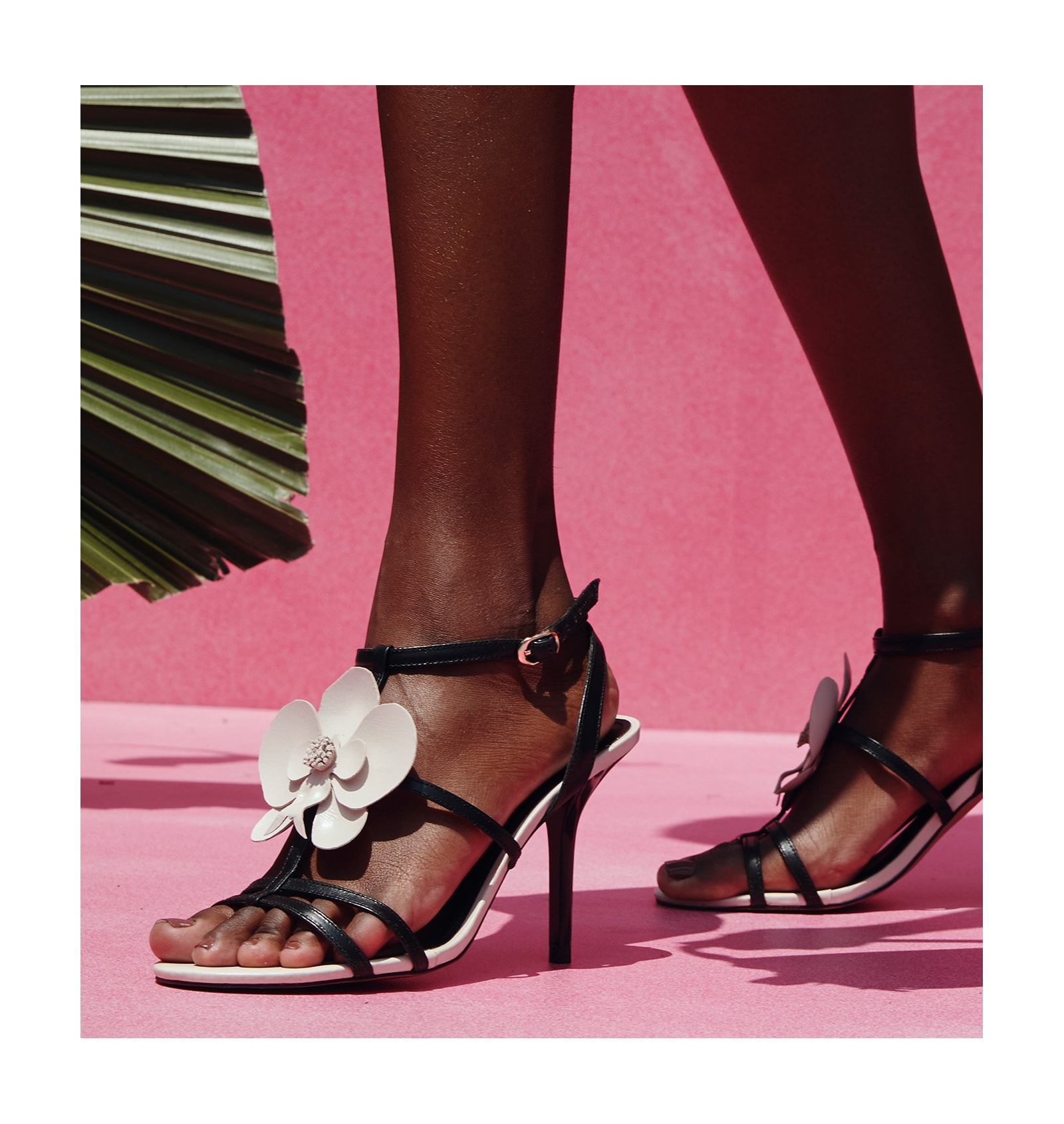 Sandália Flor Couro Preto/Off White