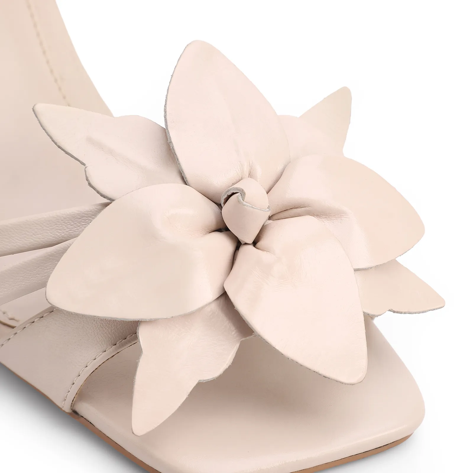 Sandália Off White Salto Bloco Médio Alt/Couro Aplique Flor