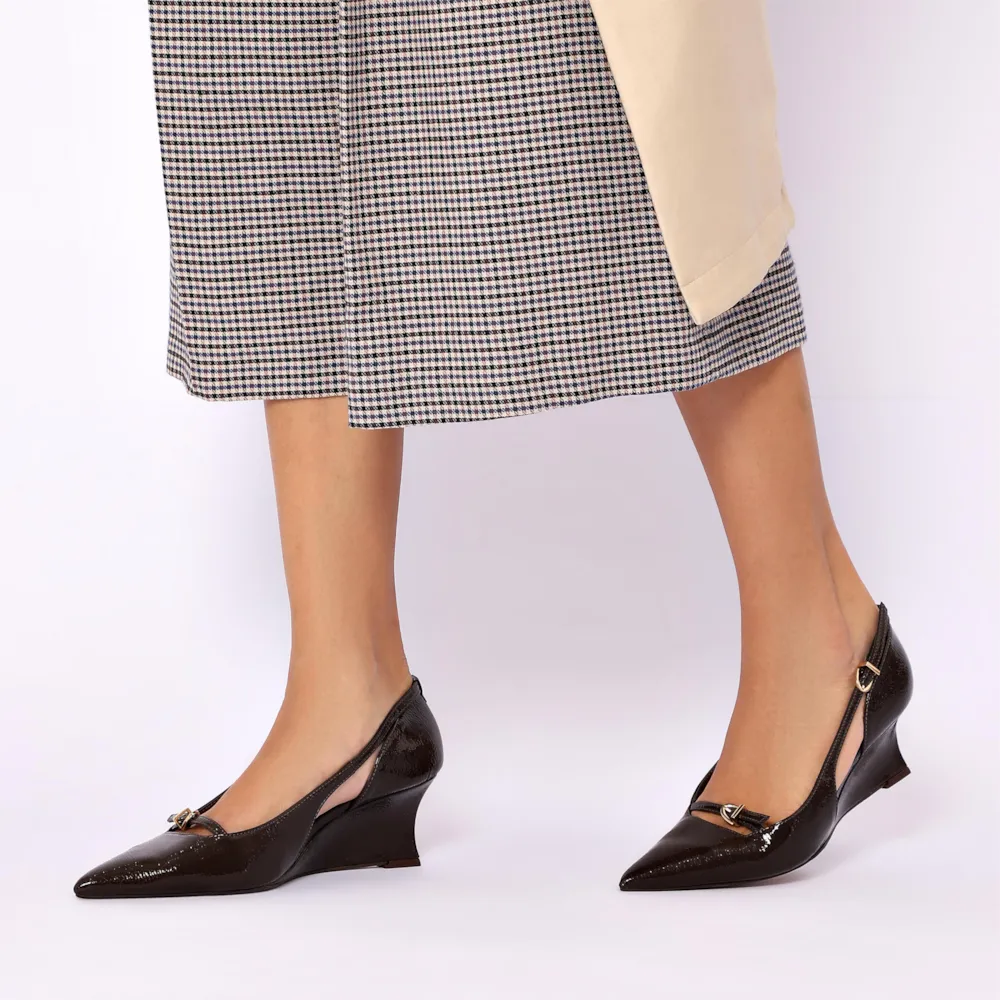 Scarpin Anabela Alt Verniz Marrom Escuro - imagem 2