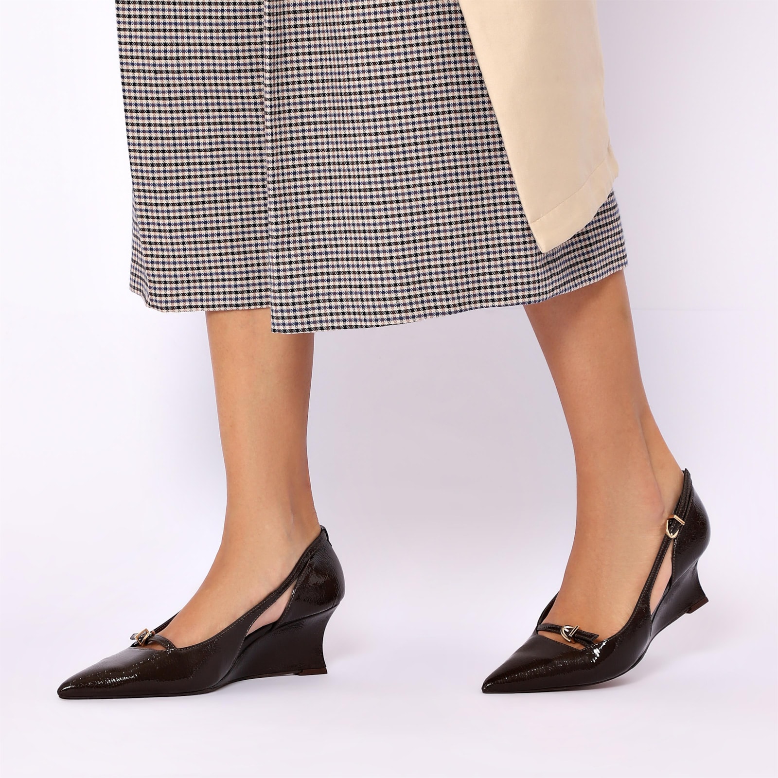 Scarpin Anabela Alt Verniz Marrom Escuro