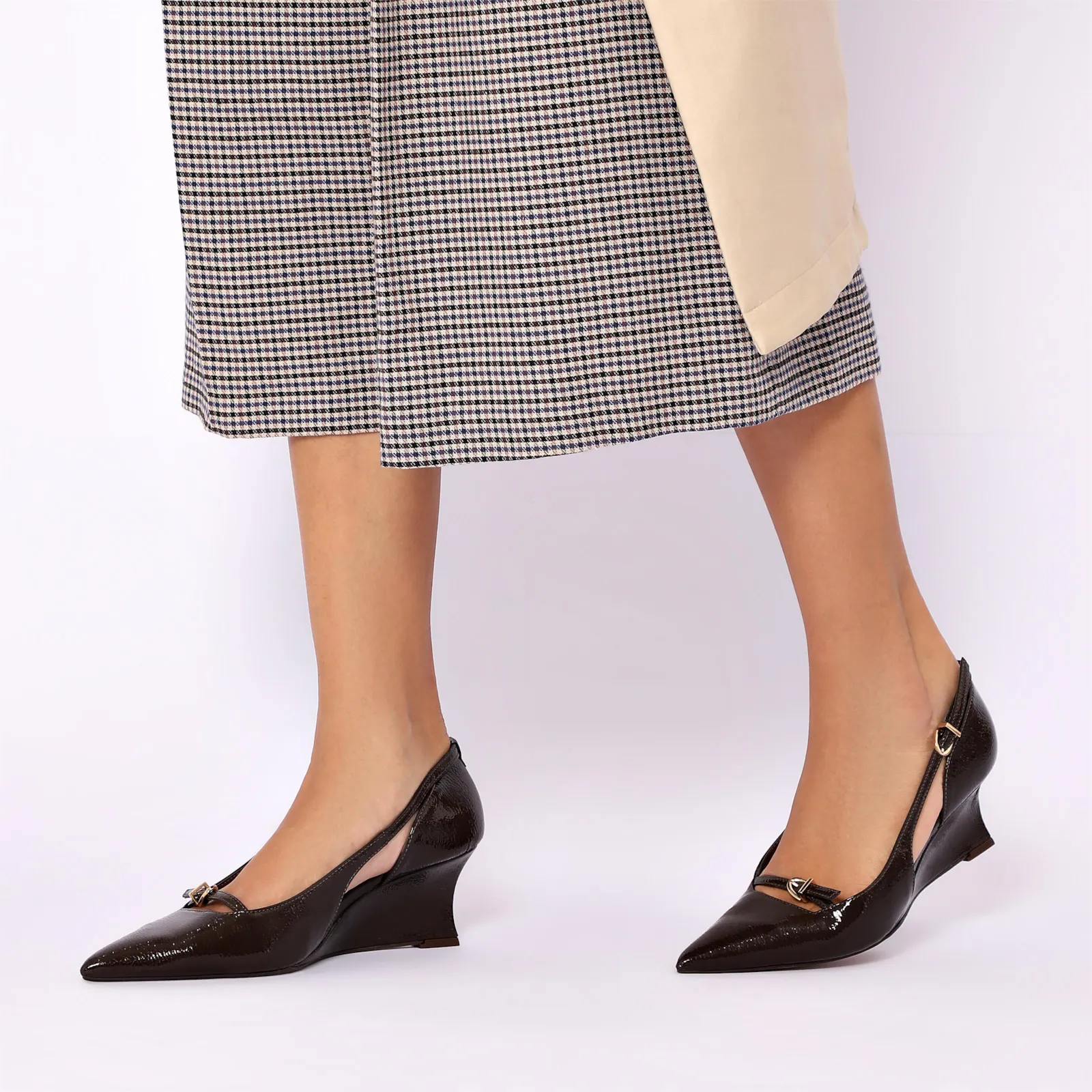 Scarpin Anabela Alt Verniz Marrom Escuro