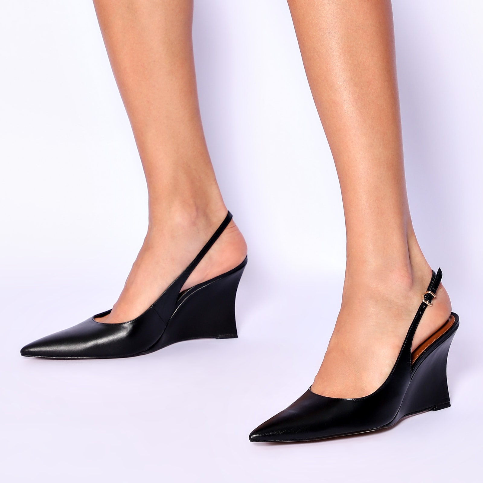 Scarpin Anabela Couro Preto