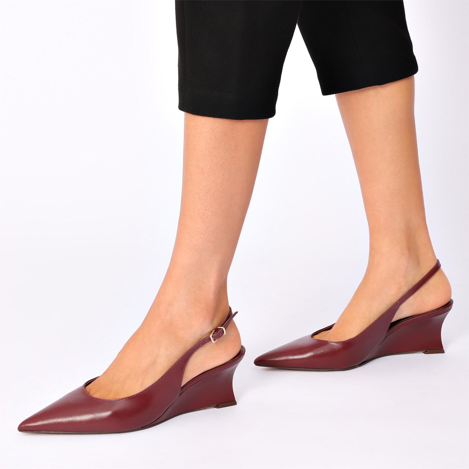 Scarpin Anabela Couro Vinho