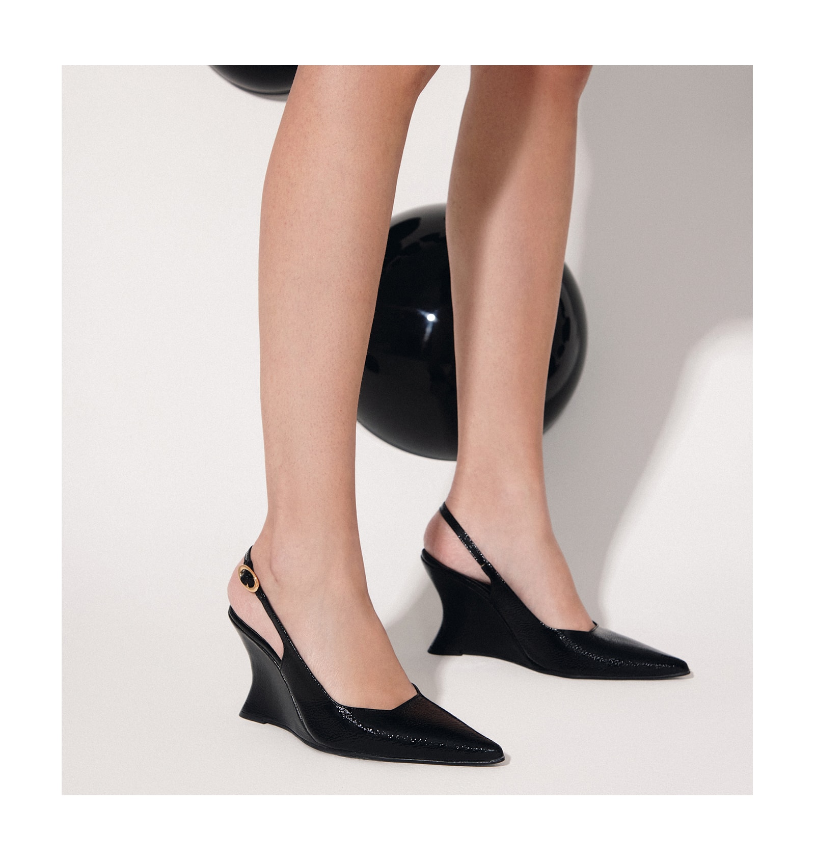 Scarpin Anabela Verniz Preto