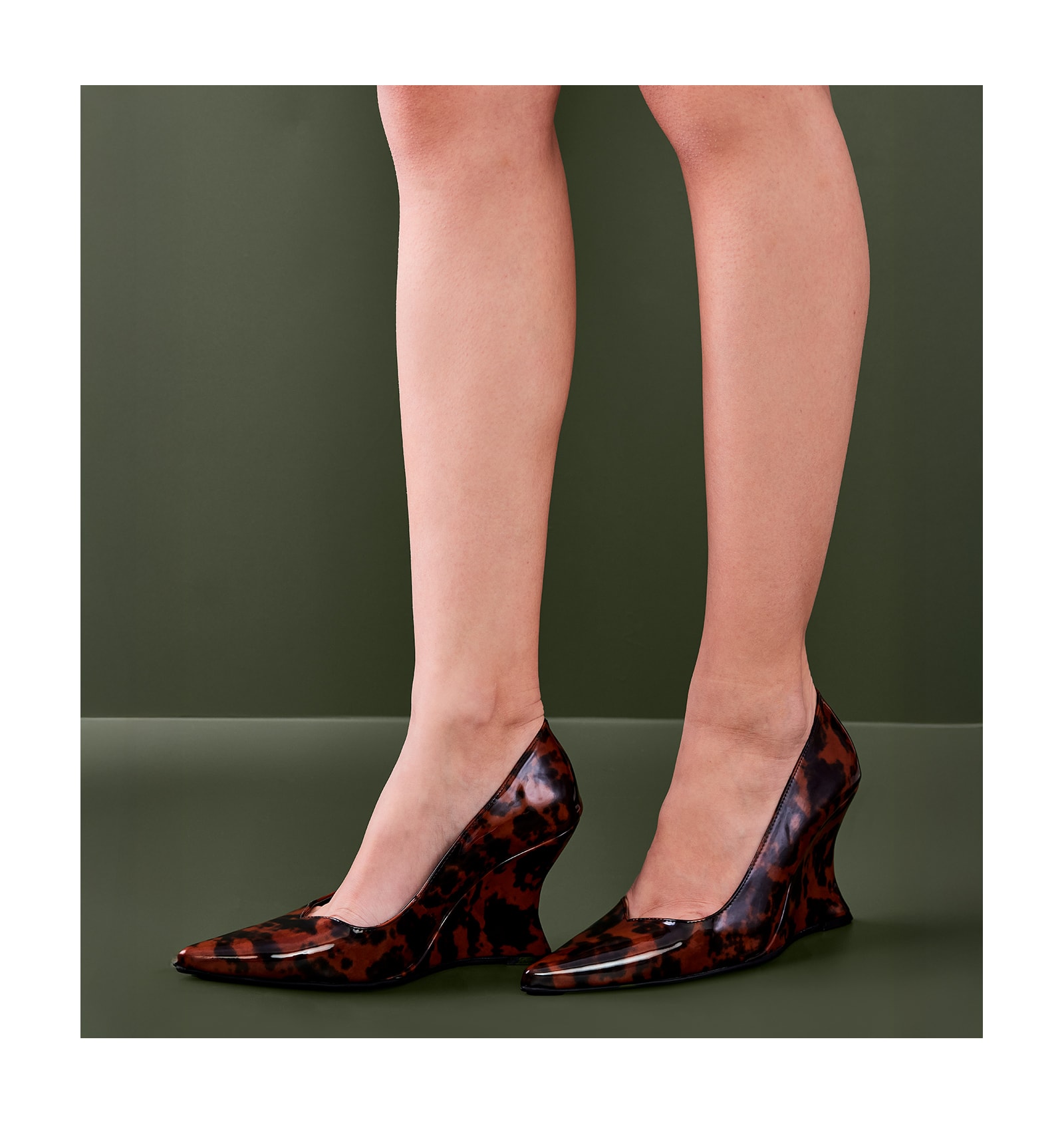 Scarpin Anabela Verniz Tartaruga