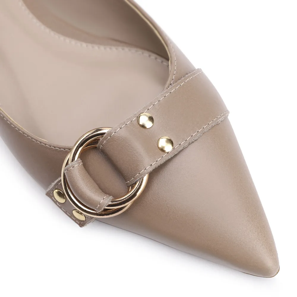 Scarpin Argola Couro Bege Rebites - imagem 6