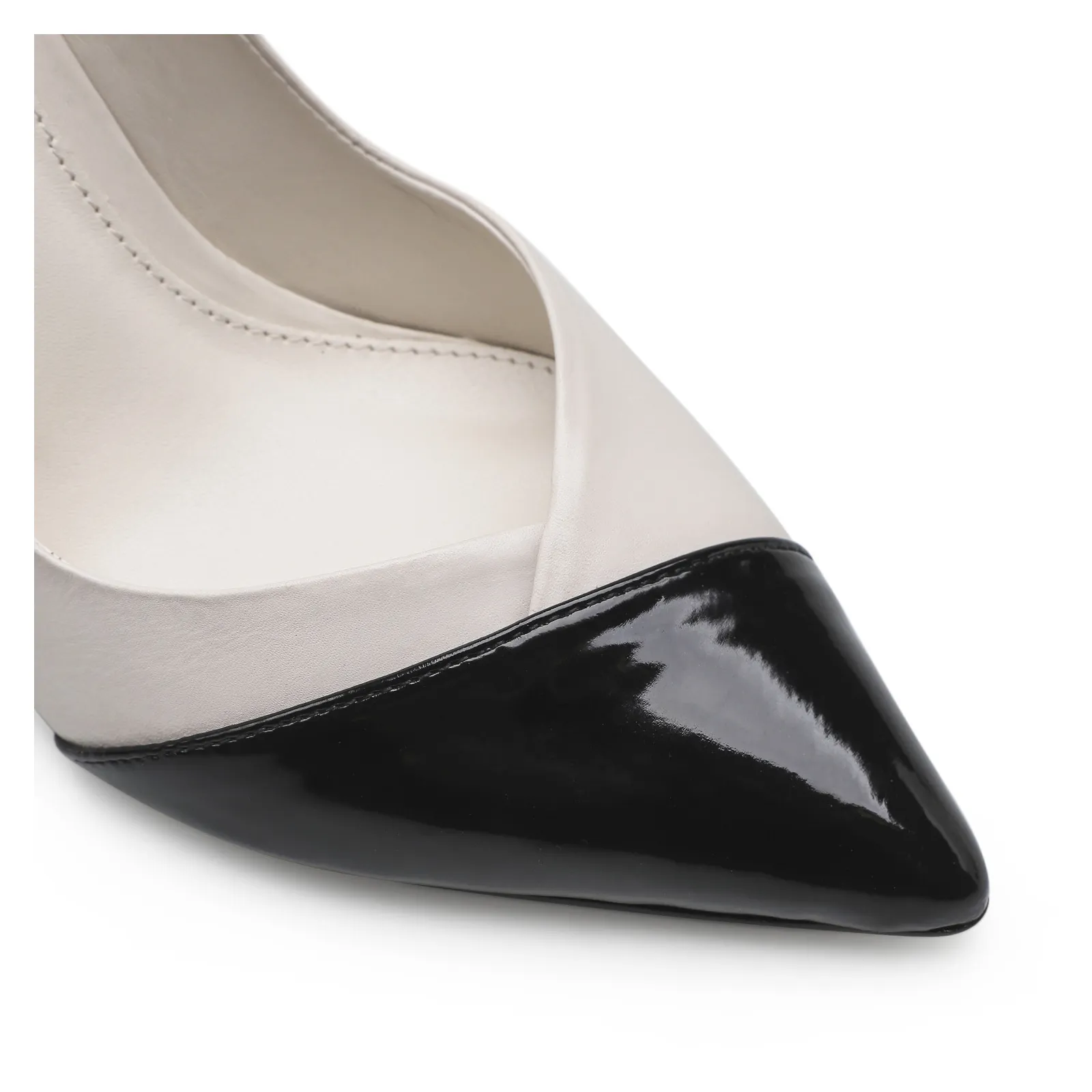 Scarpin Cecília Couro Off White/Verniz Preto