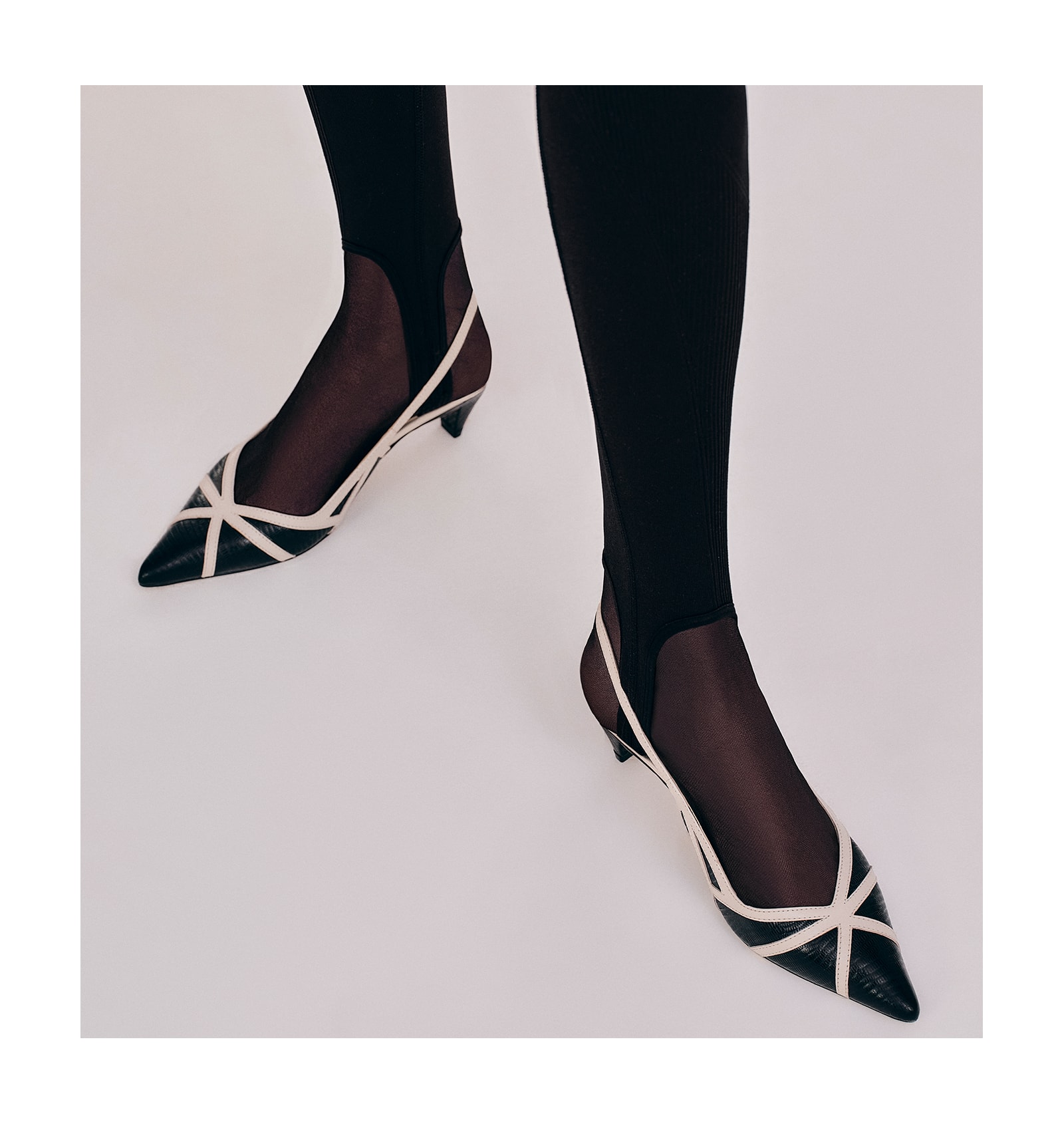 Scarpin Couro Lezard Preto/Couro Off White