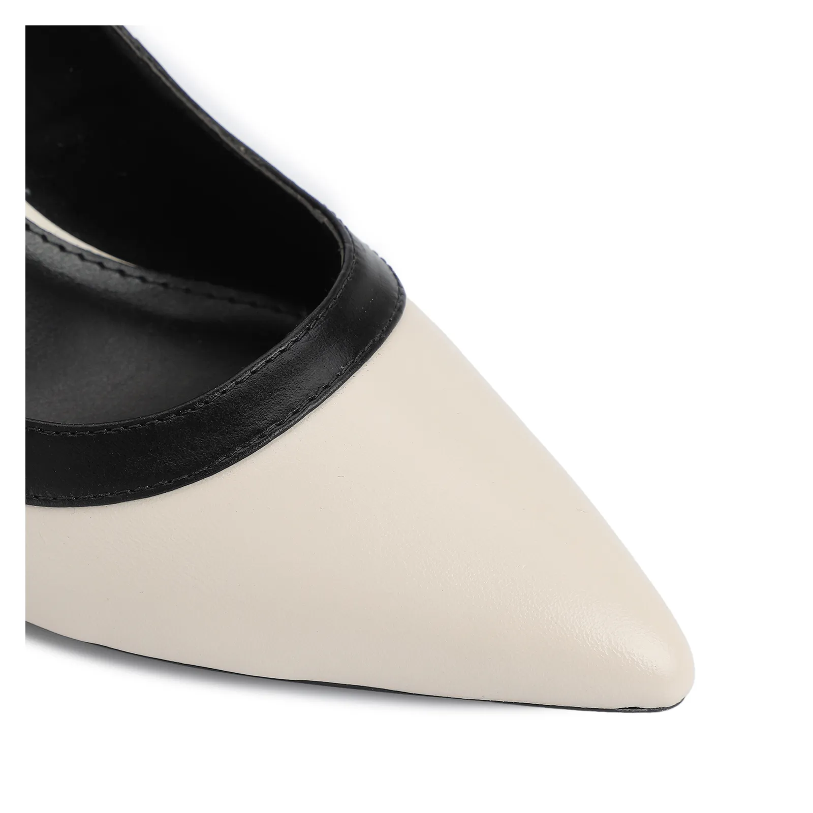 Scarpin Couro Off/Preto