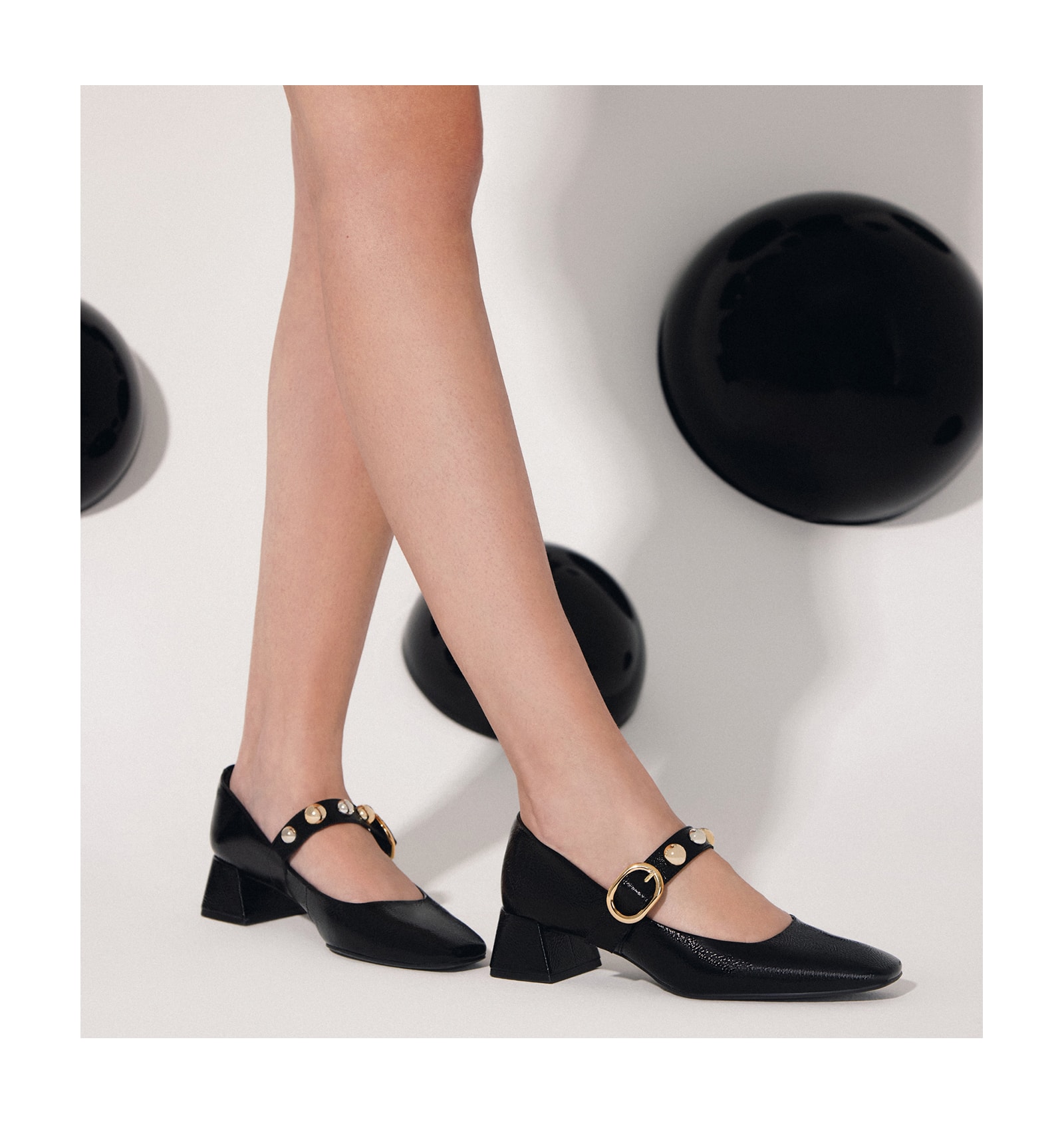 Scarpin Esferas Verniz Preto
