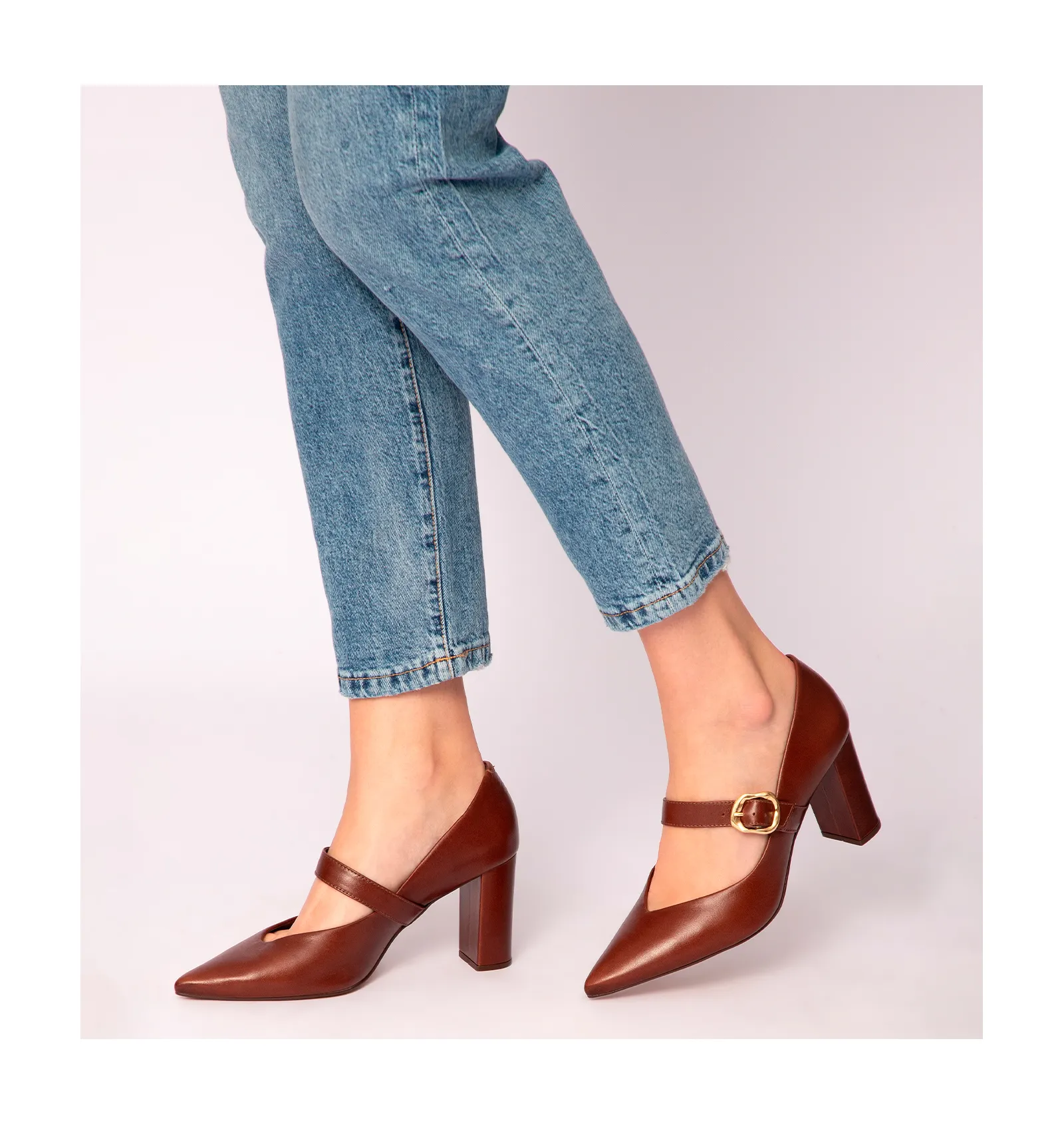Scarpin Fivela Couro Marrom