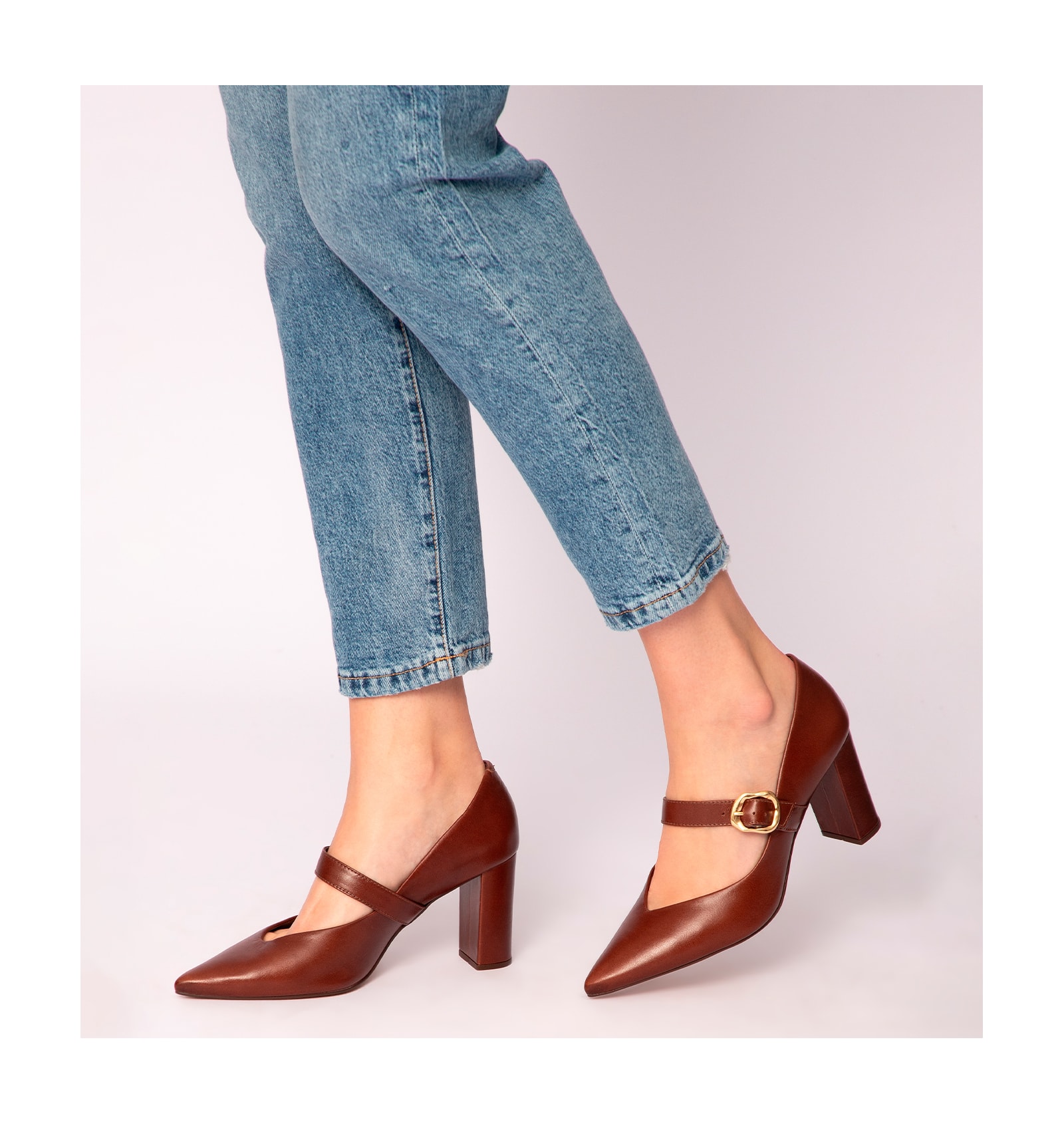 Scarpin Fivela Couro Marrom