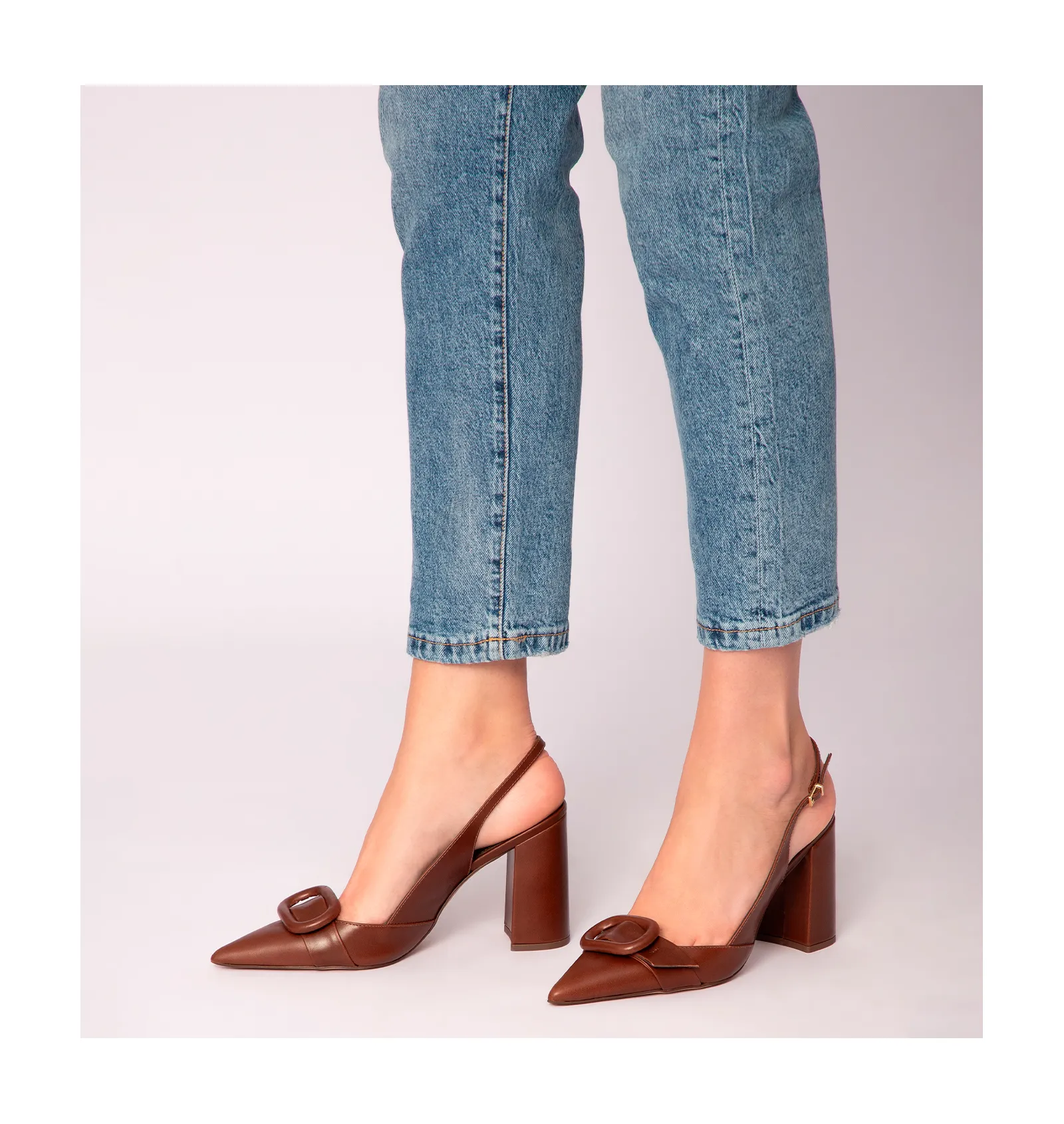 Scarpin Fivela Couro Marrom