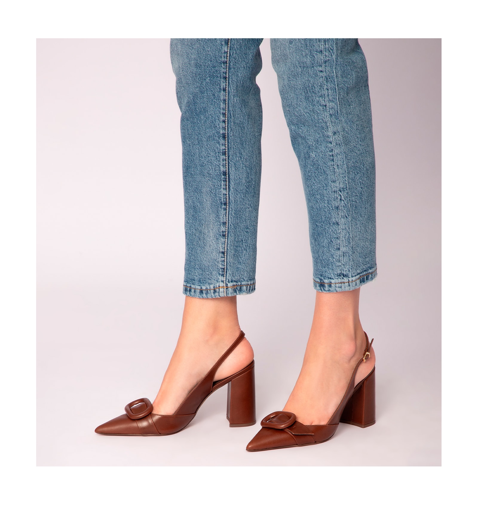 Scarpin Fivela Couro Marrom