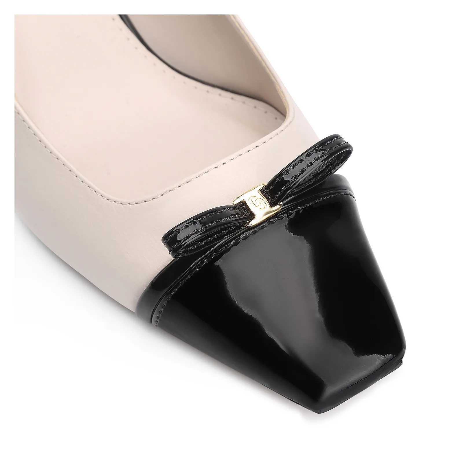 Scarpin Laço Couro Off White/Verniz Preto