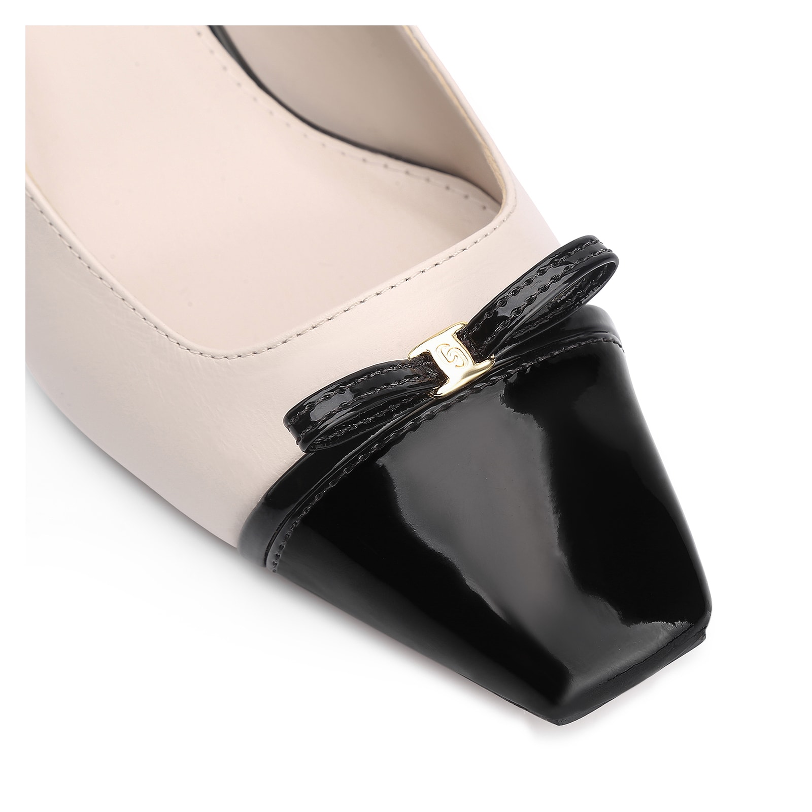 Scarpin Laço Couro Off White/Verniz Preto